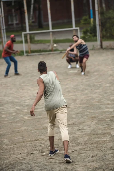 Hommes jouant au baseball — Photo de stock