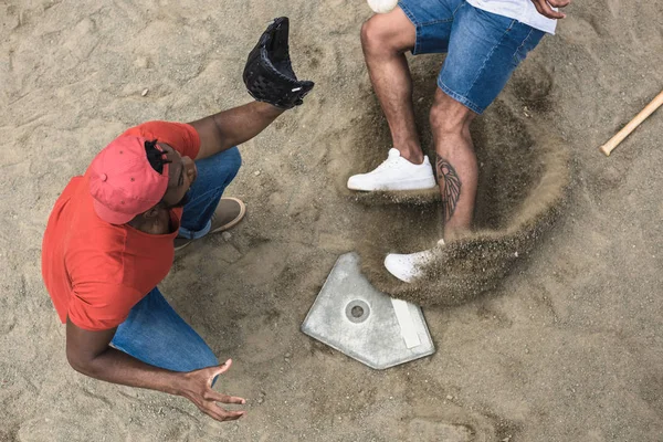 Joueur de baseball atteignant la base — Photo de stock