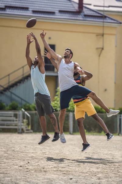 Homens multiculturais jogando futebol — Fotografia de Stock