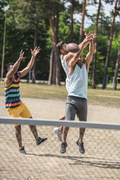 Uomini multiculturali che giocano a calcio — Foto stock