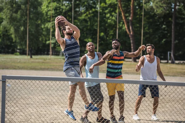 Homens multiculturais jogando futebol — Fotografia de Stock