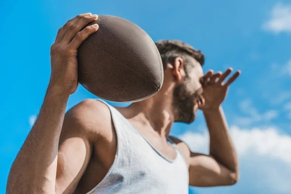 Joueur de football masculin — Photo de stock