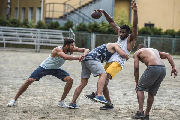 Homens multiculturais jogando futebol — Fotografia de Stock