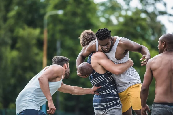 Homens multiculturais jogando futebol — Fotografia de Stock