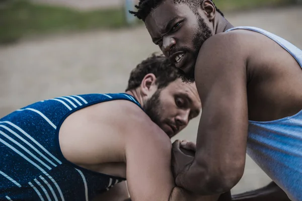 Jogadores de basquete multiétnicos — Fotografia de Stock