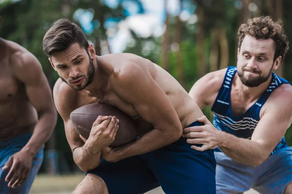 Hommes jouant au football — Photo de stock