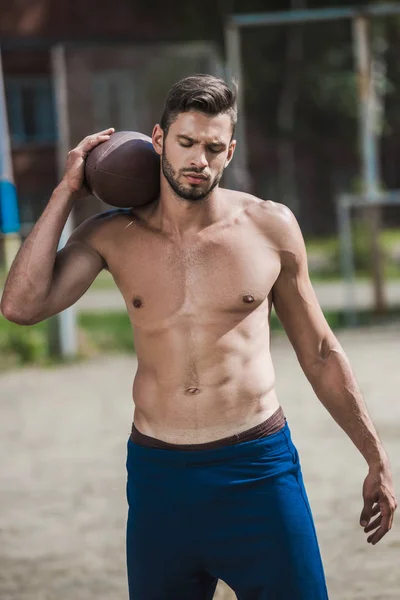 Jugador de fútbol masculino - foto de stock