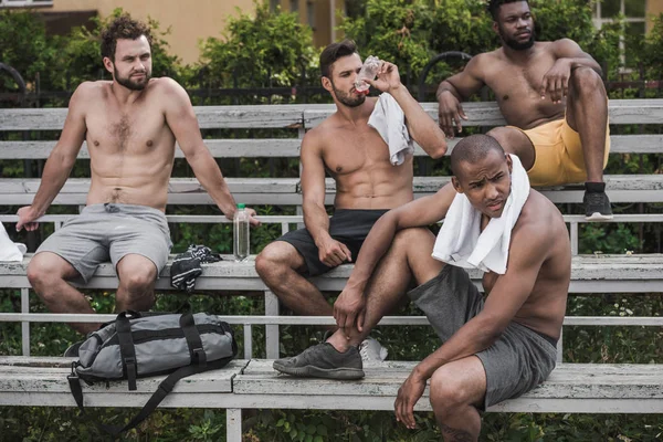 Bonitos desportistas descansando — Fotografia de Stock