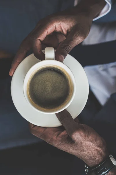 Homem segurando xícara de café — Fotografia de Stock