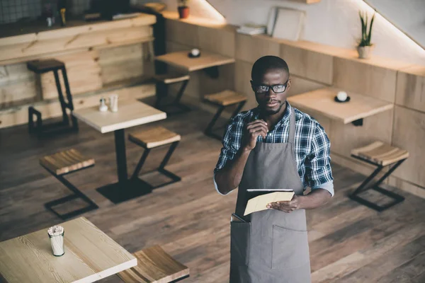 Serveur afro-américain prendre l'ordre — Photo de stock