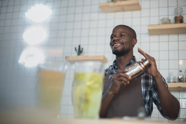 Sorridente barista afroamericano — Foto stock