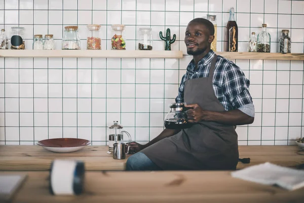 Africano americano barista derramando café — Fotografia de Stock