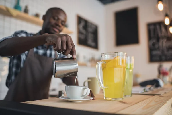 Африканский американский бариста делает кофе — стоковое фото