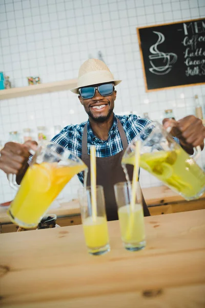 Bartender pouring lemonades — Stock Photo