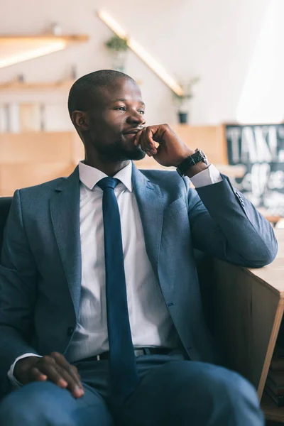 Afroamericano uomo d'affari in caffè — Foto stock