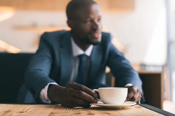 Uomo d'affari con caffè in caffè — Foto stock