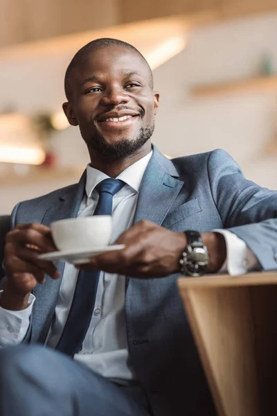 Empresário afro-americano com café — Fotografia de Stock