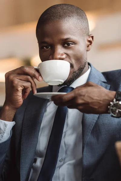 Africano americano empresário beber café — Fotografia de Stock