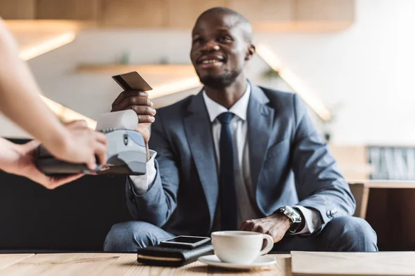 Uomo d'affari che paga con carta di credito — Foto stock