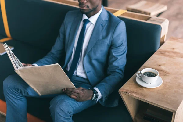 Menu di lettura uomo d'affari nel caffè — Foto stock