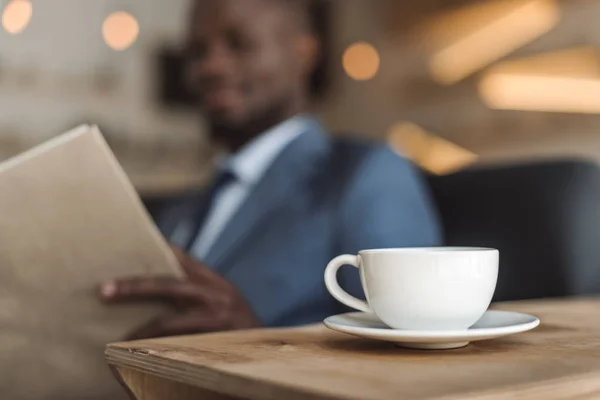 Tazza di caffè in caffè — Foto stock