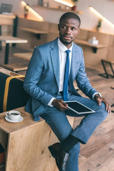 Empresario usando tableta digital en la cafetería - foto de stock