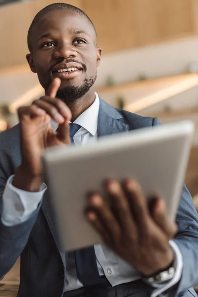 Afrikanischer amerikanischer Geschäftsmann mit Idee — Stockfoto