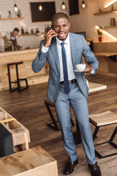 Uomo d'affari afroamericano con smartphone — Foto stock