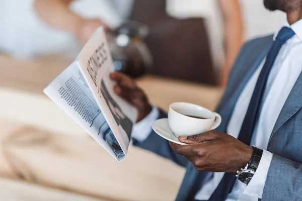 Hombre de negocios con diario de lectura de café - foto de stock