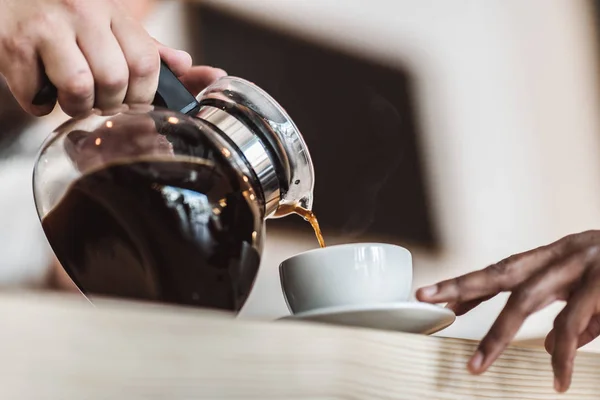 Kellner schenkt Kaffee ein — Stockfoto