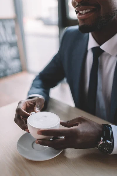 Африканский американский бизнесмен с кофе — стоковое фото