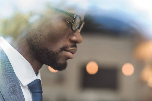 Schöner afrikanisch-amerikanischer Geschäftsmann — Stockfoto