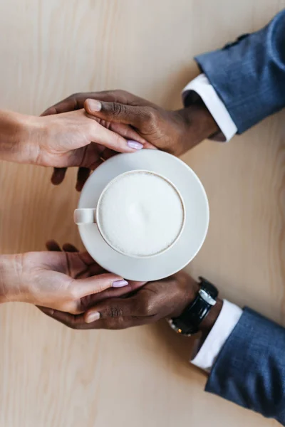 Casal interracial com xícara de café — Fotografia de Stock