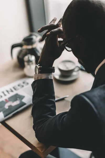 Uomo d'affari che lavora nel caffè — Foto stock