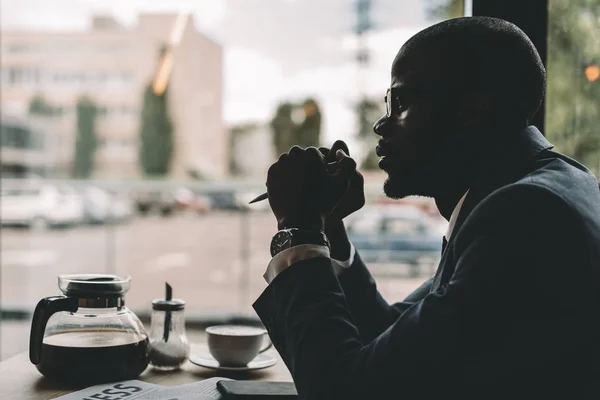 Empresario afroamericano en la cafetería - foto de stock