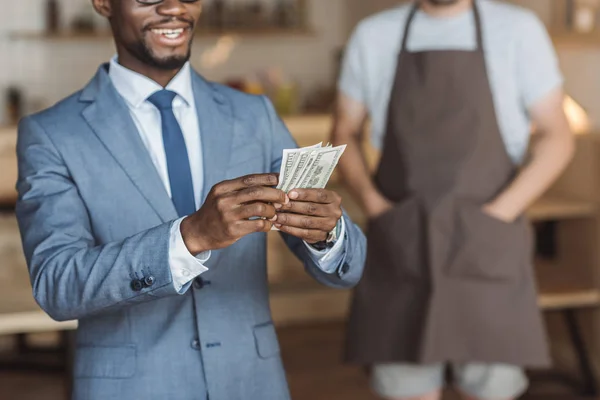 Homme d'affaires afro-américain avec de l'argent — Photo de stock