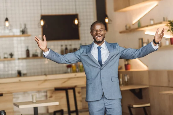 Alegre empresario afroamericano - foto de stock