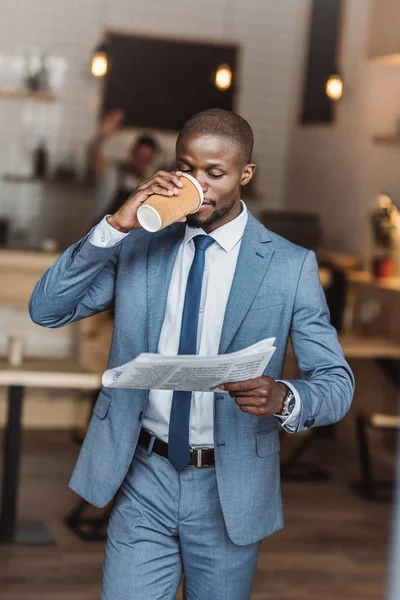 Uomo d'affari con caffè leggendo giornale — Foto stock