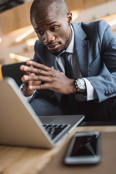 Hombre de negocios afroamericano con portátil - foto de stock