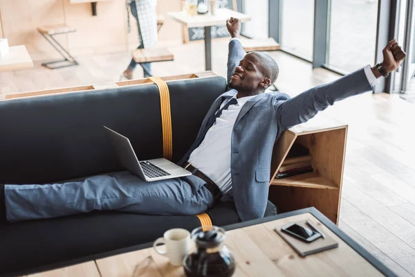 Homem de negócios relaxante com laptop — Fotografia de Stock