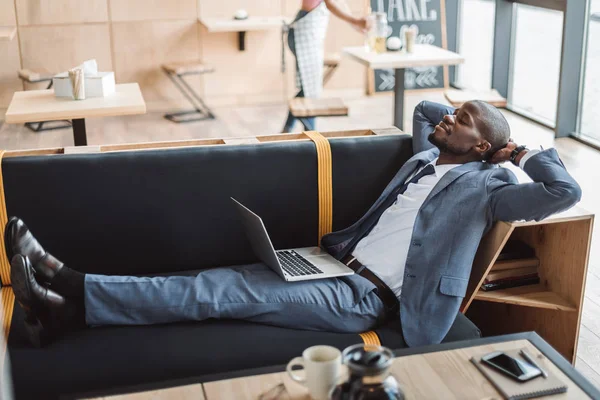 Hombre de negocios relajarse con el ordenador portátil - foto de stock