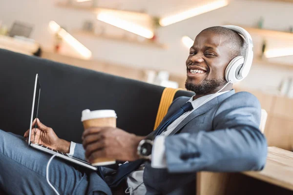 Бизнесмен слушает музыку — стоковое фото