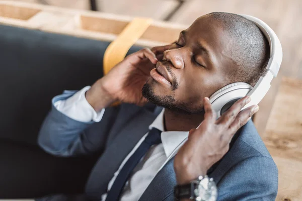Uomo d'affari afroamericano ascoltare musica — Foto stock
