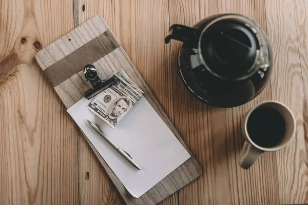 Pagamento em dinheiro e café no café — Fotografia de Stock
