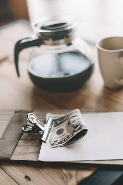 Pagamento em dinheiro e café no café — Fotografia de Stock