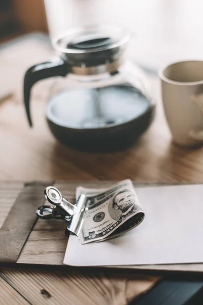 Pago en efectivo y café en la cafetería - foto de stock