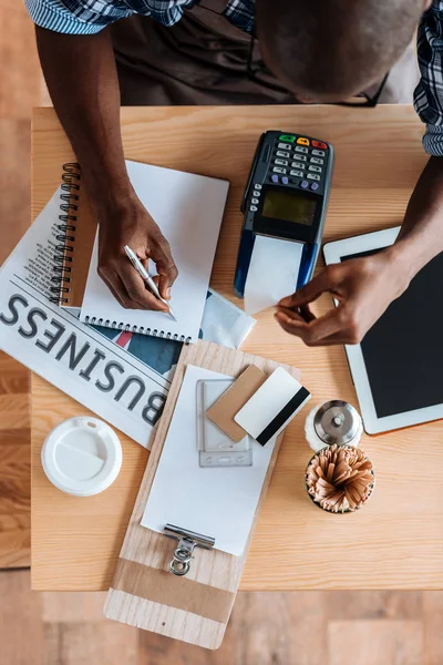 Homme travaillant avec les paiements et la tablette — Photo de stock