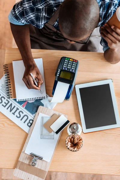 Чоловік працює з платежами і планшетом — Stock Photo