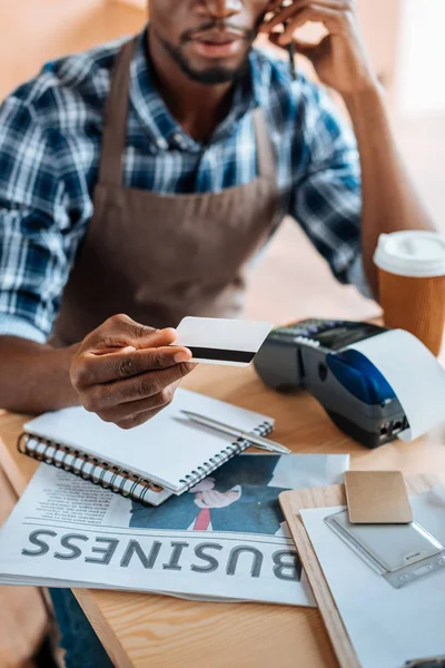 Homme travaillant avec les paiements et la tablette — Photo de stock