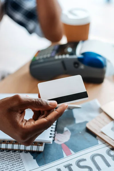 Camarero haciendo pago con tarjeta de crédito - foto de stock